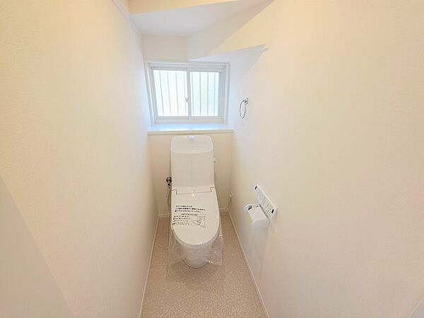 【リフォーム済】トイレ写真です。LIXIL製のトイレに新品交換済です。