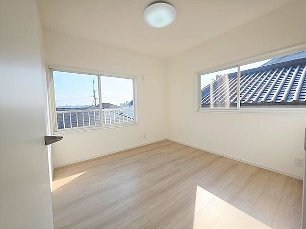 【リフォーム済】2階4．5帖の洋室写真です。床は重ね張りを行い、壁・天井はクロスを張替えました。