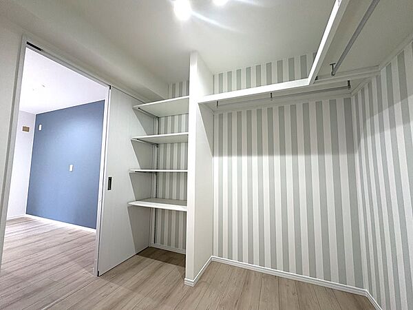 【リフォーム済】収納力が嬉しいファミリークローゼット。住空間をすっきり保てます。