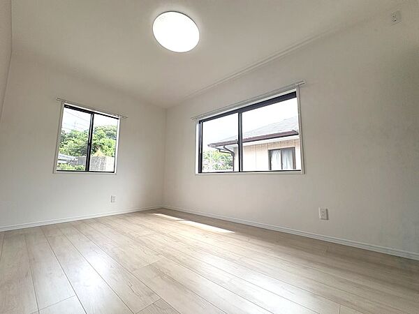 【リフォーム済】階段を上って左手にある6帖の洋室です。2面採光で日当たりの良い明るい洋室です。