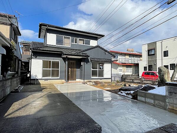【リフォーム済み】外壁は塗装を行いました。駐車場を拡張して4台停めることができます。