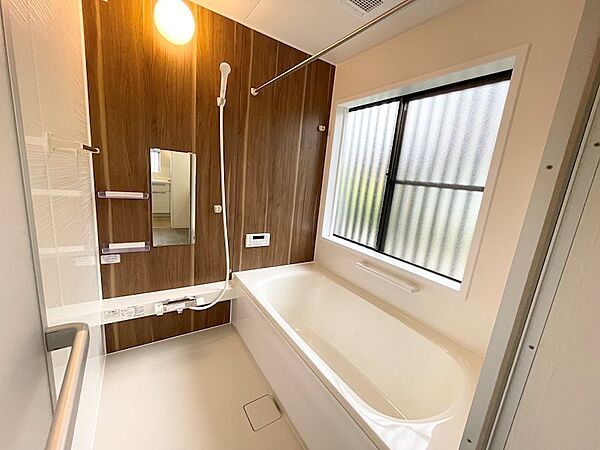 【リフォーム済】お風呂は1坪タイプなので足を伸ばして入浴することが出来ます。