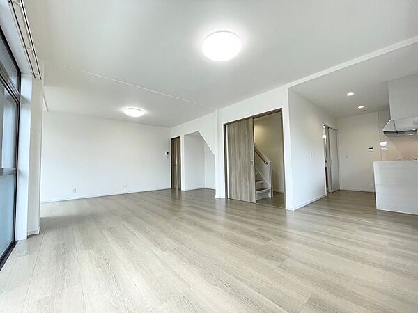 【リフォーム済】リビングは18.5帖と広々な空間です。家族団らんをお楽しみください。