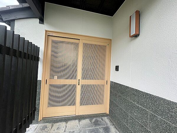 【リフォーム済】玄関に照明がついているので暗くても安心ですね。