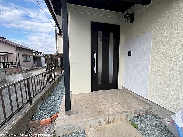 玄関ドア新品交換しています♪シリンダー錠で安心♪