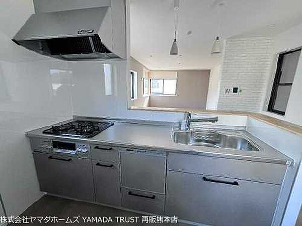 ッチンからリビングが見渡せます♪　お料理しながら家族とおしゃべり♪