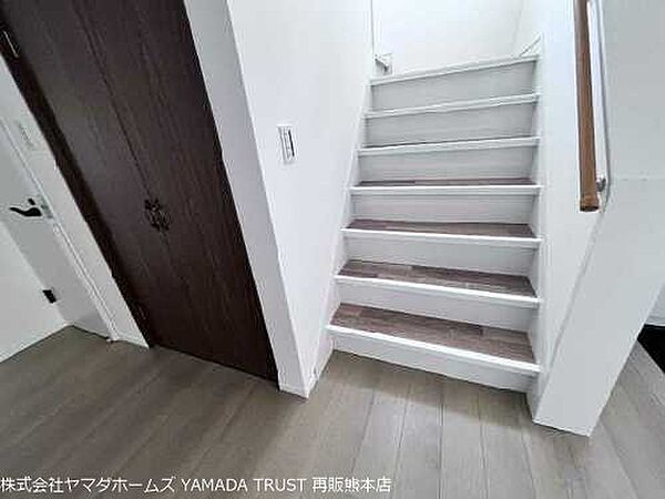 少し幅広の階段です♪　ゆったり2階に上がれます♪　窓もあるので明るい雰囲気♪