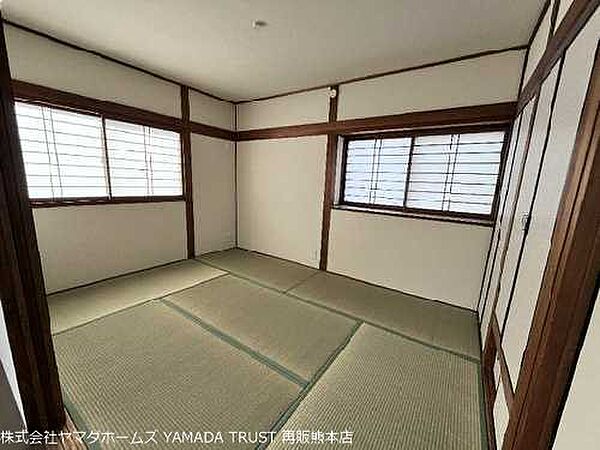リビング横に和室6帖があります♪　クロス張替、畳表替えしています♪