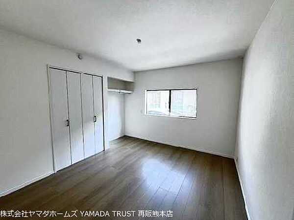 1階南側洋室7帖（1）　押入れとオープンクローゼットがあります♪　収納力◎