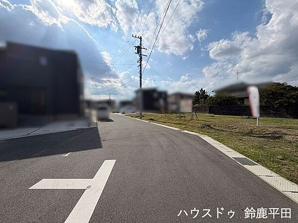 【南側幅員約6.0ｍ前面道路】ゆとりある道幅で、車2台がすれ違うことができる道路です。（2026年8月30日　撮影）