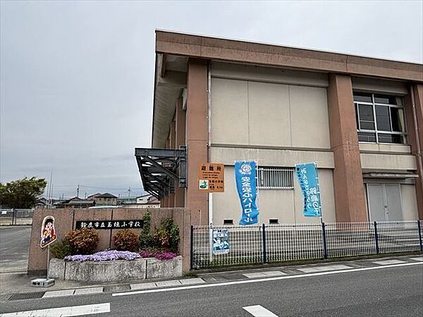 玉垣小学校【自ら問いをもち、主体的に問題解決に取り組む子どもの育成　～非認知能力（主に「やりぬく力」「自制心」「自己肯定感」「社会性」）の観点を大切にして～】 850m