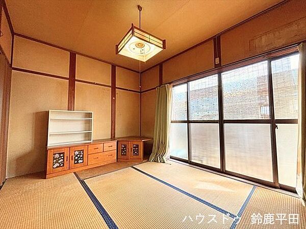 ≪6帖和室≫南向きの大きな窓から日が差し込む明るい室内です（2026年4月26日撮影）