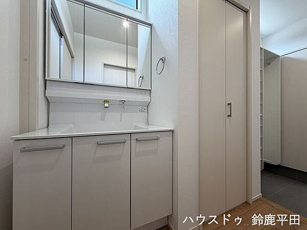 3面鏡の裏側も収納になっているので、小物など収納に助かりますね♪