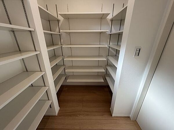 パントリー：食品や生活用品のストックもスマートに保管しておくことが出来ます。