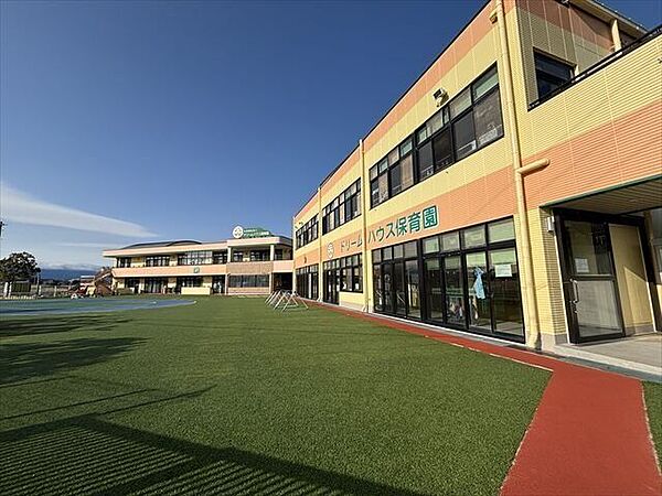 ドリームハウス保育園創立以来「誉められて愛される喜びを知る」を保育方針と掲げて参りました。子どもたちが心豊かに大きく羽ばたき、一人でも幸せないい子になるように人生の礎を育んで参ります。 990m