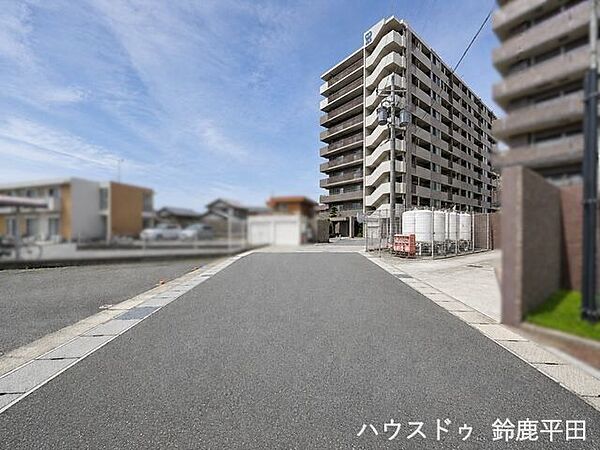 ゆとりのある前面道路で車や歩行者が十分に通れます。（2026年6月8日　撮影）