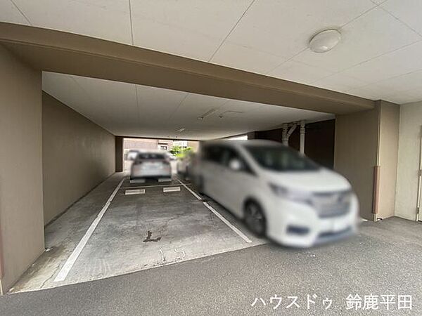 雨の日の乗り降りもしやすい屋根付きの駐車場です。（2026年6月6日　撮影）