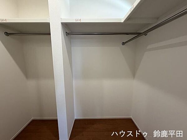 ファミリークローゼット：コートやバッグもサッと片付く、家族みんなで使える収納スペース。