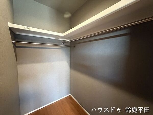 ウォークインクローゼットには扉を設けていないので、物の出し入れもサッと行えますね。また湿気もこもりにくいです。