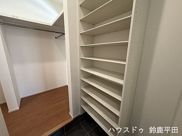 土間収納：靴のまま出入りできて、生活動線が便利になる機能性の高い収納スペースです。