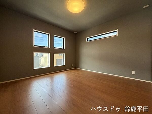 洋室8帖：一番大きな居室です。収納もしっかり完備されていますので、寝室やお子様のお部屋にぴったりですね。