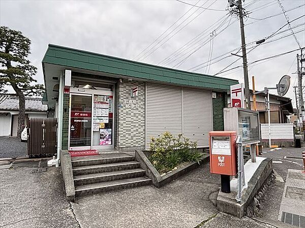 鈴鹿稲生郵便局【駐車場：5台　郵便窓口：平日9時～17時　貯金窓口：平日9時～16時　ATM：平日9時～17時半、土曜9時～12時半　保険窓口：平日9時～16時】 830m