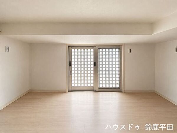 ※小物消し加工をしていますLDKに隣接された大容量の蔵収納です。天井も高く奥行きがあるので大型の荷物もまとめて整理ができます。