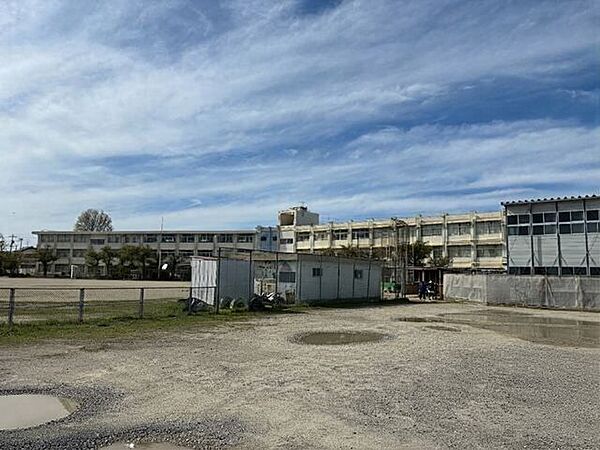 飯野小学校【学校教育目標「すべての子どもたちに居場所をつくり、生きる意欲を育む」主体的に学ぶ 「8つのたい」「見たい　知りたい　考えたい　伝えたい　聴きたい　読みたい　書きたい　活用したい 1700m