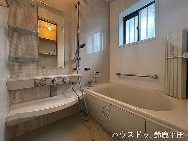 ※小物消し加工をしています。リフォーム済みの浴室です。浴槽には手すりがついていてお子様やお年寄りの方にも安心な設計ですね。