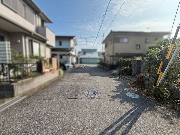 【東側幅員約5.3ｍ前面道路】車通りが少なく、閑静な落ち着いた立地が特徴です。（2026年7月13日　撮影）