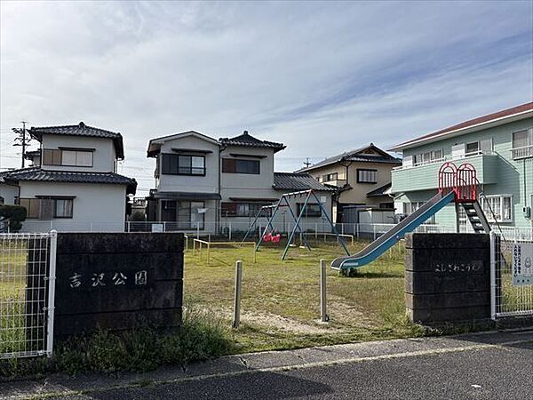 よしざわ公園【伊勢鉄道「玉垣」駅ほど近くにある公園。見通しが良く親御さんも安心で、滑り台やブランコの遊具があります。】 1210m
