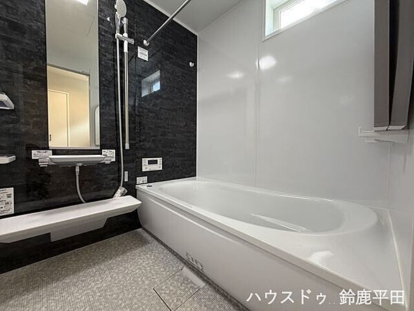 明るさを保ちつつも落ち着いた印象の浴室です。広々としたバスタブで1日の疲れをリフレッシュできます。