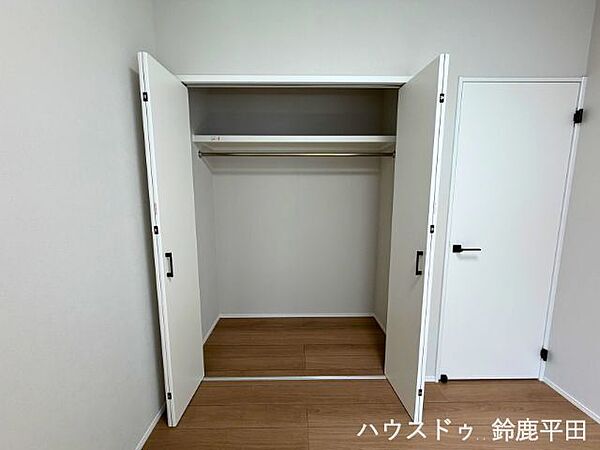 各個室に収納スペースが設けてあるので、お部屋をすっきり快適にお使いいただけます。