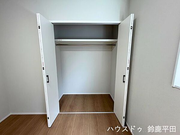 ハンガーパイプや枕棚があらかじめついているので、服もサッと片づける事が出来ます！