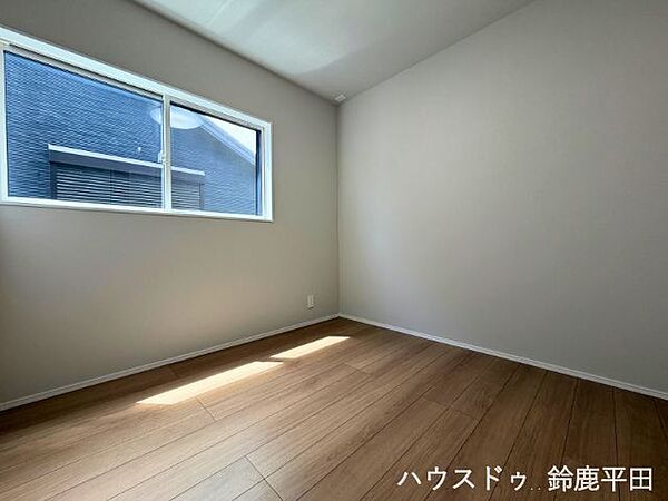 洋室4.5帖：北側の洋室は、自然光が穏やかに差し込み、落ち着いた雰囲気の中でゆっくりとくつろげる静かな空間です。