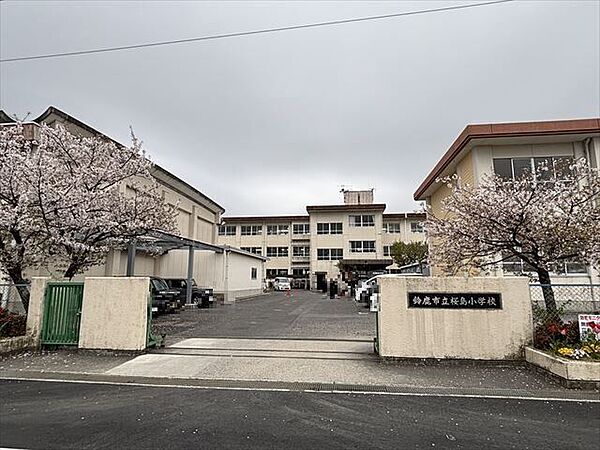 桜島小学校【国際学級としてエスペランサ学級があり，様々な国につながりをもつ児童が勉強しています。楽しい学校生活をおくるために，いろんな活動にチャレンジできる明るい学校です。】 1340m