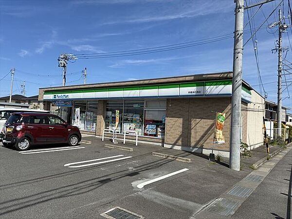ファミリーマート 鈴鹿末広南店【スローガンは「Fun＆Fresh」。驚きやワクワク感を与えるべく、商品改革に取り組んでいる。（電子マネー利用可　ＡＴＭあり　ネット通販あり）Vポイントサービスあり…