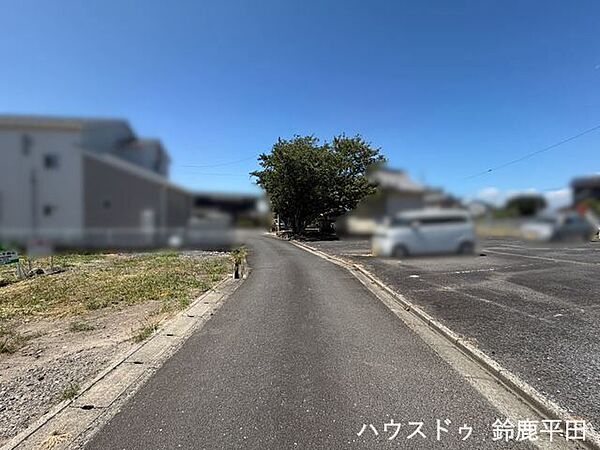 【北西側約4.0ｍ前面道路】車1台が通れる道幅です。車通りが少ないので安心してゆっくり走行することができます。（2026年8月6日　撮影）