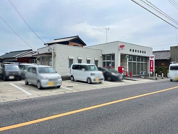 鈴鹿若松郵便局【駐車場：7台　郵便窓口：平日9時～17時　貯金窓口：平日9時～16時　ATM：平日9時～17時半、土曜9時～12時半　保険窓口：平日9時～16時】 860m