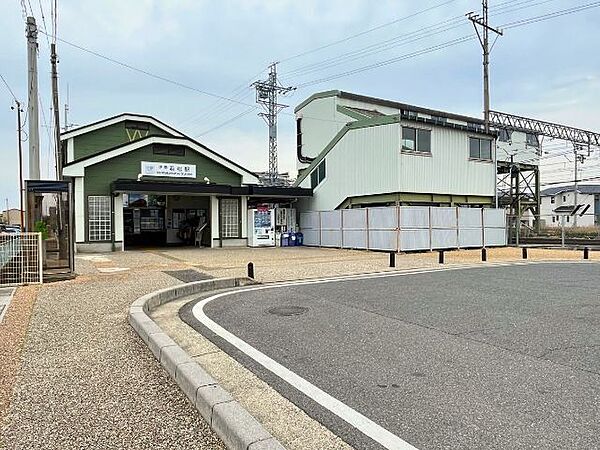 伊勢若松駅近畿日本鉄道の駅。名古屋線と鈴鹿線が乗り入れ、交通利便性が高いです。周辺には生活施設が点在し、のどかで落ち着いた環境です。 1050m