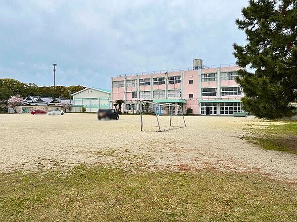 若松小学校【教育目標 「豊かな人間性と粘り強い実践力をもった子どもの育成」授業を大切にし，確かな学力を育てる学校 心身ともに健康で，思いやりのある子を育てる学校家庭，地域とともに歩む， 520m