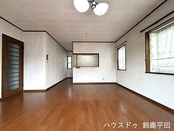 大きな窓から自然光が差し込む明るい空間で、ご家族でゆったりとお過ごしいただけます。