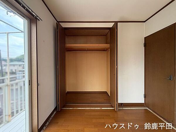 2階南側洋室に収納スペースを確保。広さがあり収納豊富なのでたくさん収納できるのがいいですね。