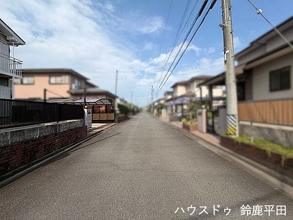 ゆとりある道幅で車通りも少ないので、安心して走行できます。（2026年7月19日　撮影）