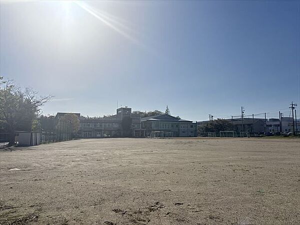 白鳥中学校【緑に囲まれて落ち着いた場所に校舎があります。誰もが意欲的に取り組む「わかる授業」の実践を目標に学力向上に取り組んでいます。心豊かでたくましく生きる生徒の育成「誠実で信頼される学 2470m