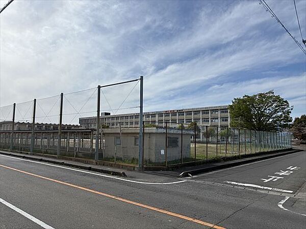 創徳中学校【三重県の中北部に位置し、西は鈴鹿山脈、東は伊勢湾にはさまれています。めざす学校像「すべての生徒が楽しく安心して学べる学校」－生徒、先生、保護者、地域が心を通わせて－】 1210m