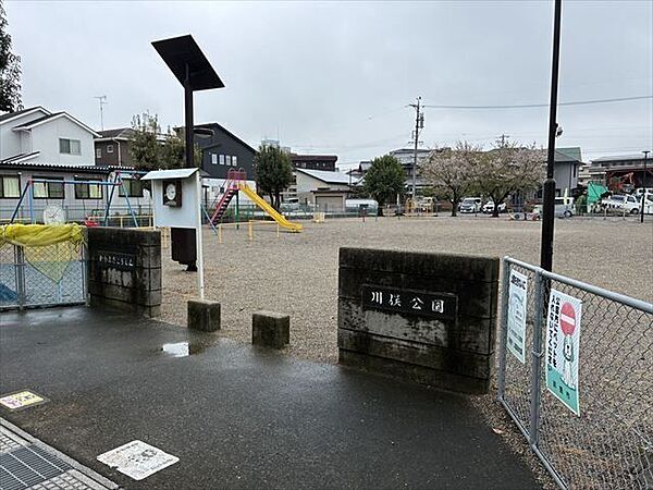 川俣公園【住宅街にある、正方形の敷地の公園。比較的見通しが良く、遊具はジャングルジムやブランコ、滑り台に回転遊具があります。】 240m