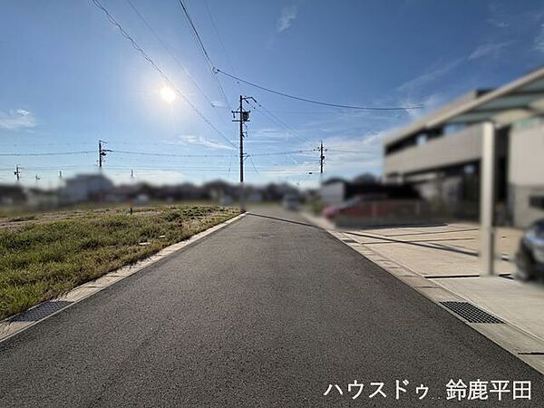 【北側幅員約6.0ｍ前面道路】道路幅が広く、向かいの住宅とも距離があるため日当たりを確保しやすいです。（2026年9月24日　撮影）