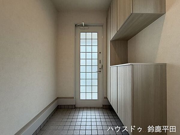 ゆとりある玄関スペースでシューズボックスを備えているのですっきりと広く見えますね。