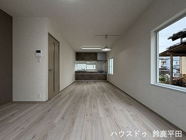 キッチンからリビングまで一直線に繋がる奥行きのあるLDK。家具のレイアウトがしやすい空間です。
